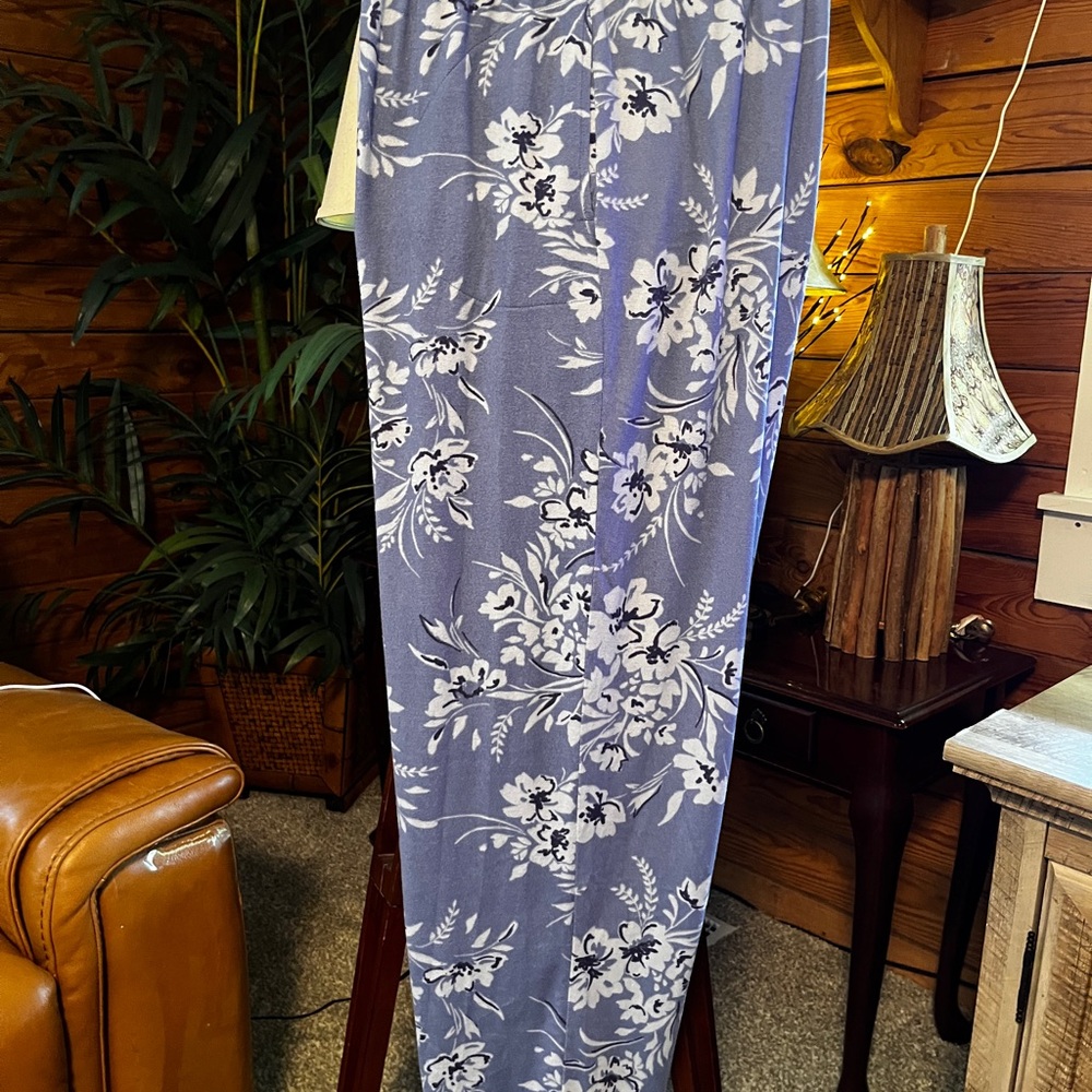 Carole Hooch man XL Blue and White Floral Sleep Lounge Pant(38”W x 56”H x 30”)